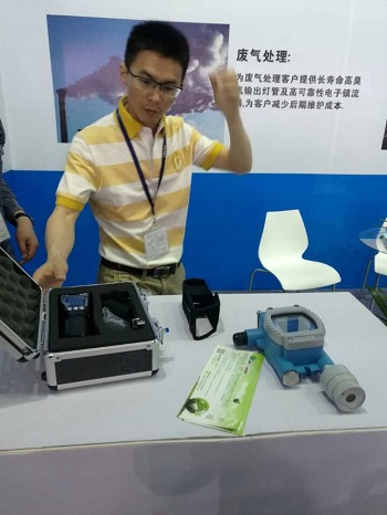 工作人員為觀眾展示阿庫(kù)特氣體檢測(cè)儀